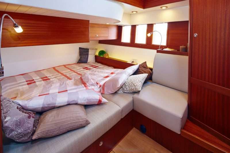 Sirius Yachts - mid cabin